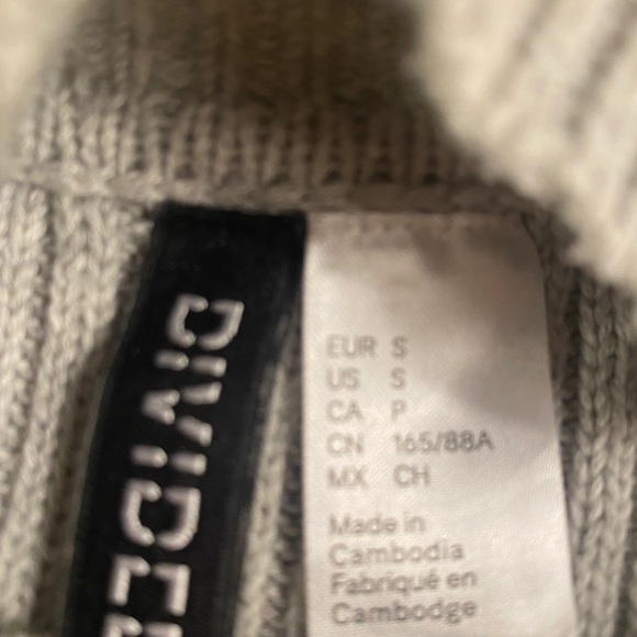 Shoulder cutout grey knit scarf - Picture 4 of 4